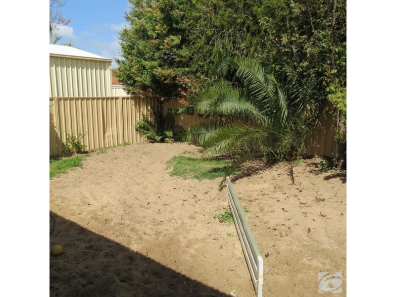 92 Strawberry Dr, Seville Grove WA 6112