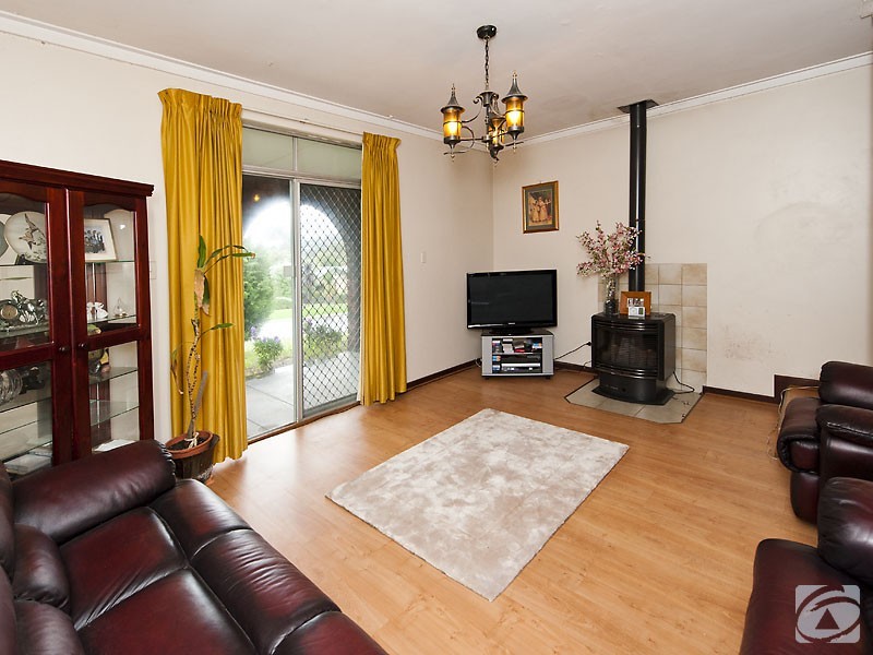 17 Kevin Rd, Kelmscott WA 6111