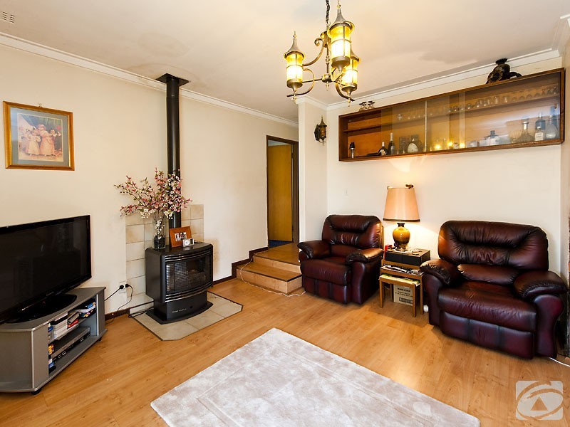 17 Kevin Rd, Kelmscott WA 6111