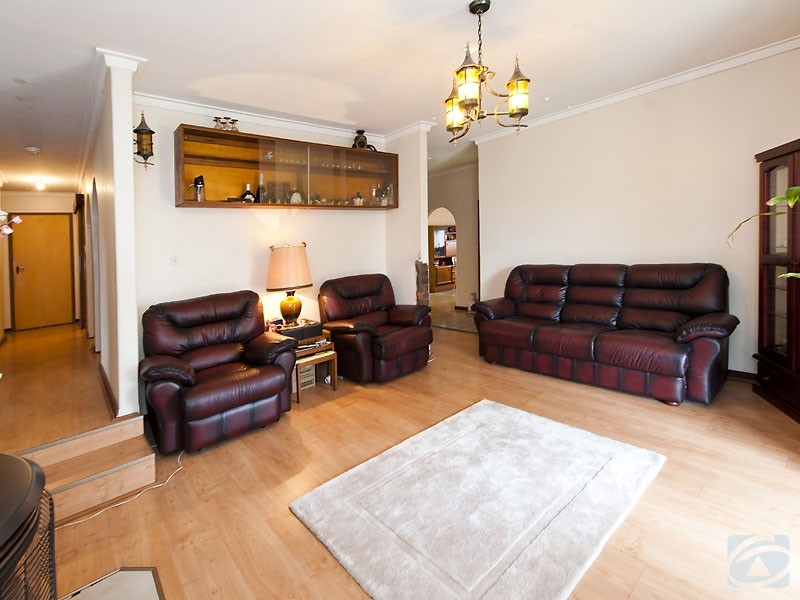 17 Kevin Rd, Kelmscott WA 6111