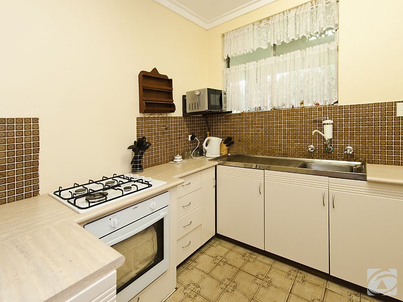 17 Kevin Rd, Kelmscott WA 6111