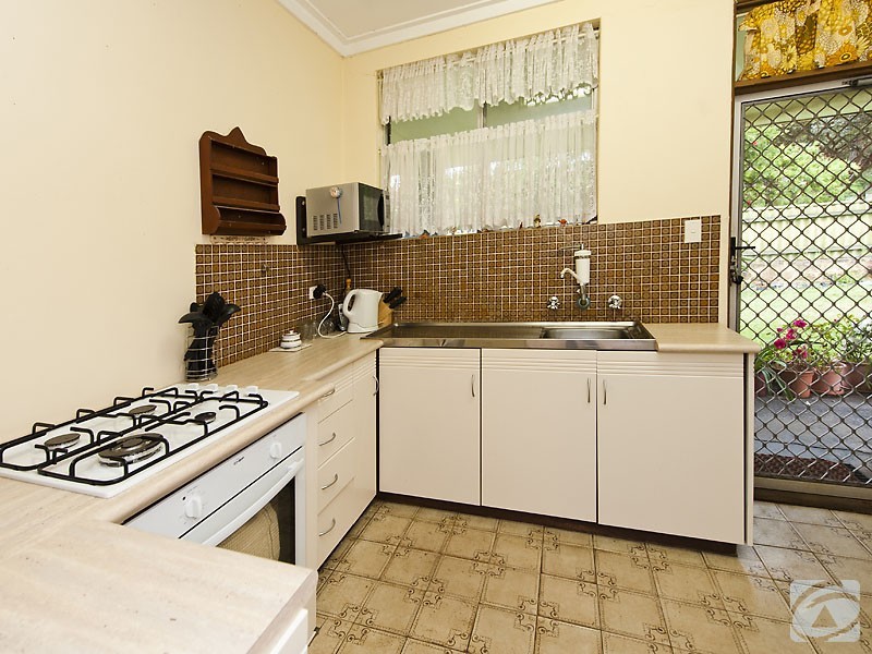 17 Kevin Rd, Kelmscott WA 6111