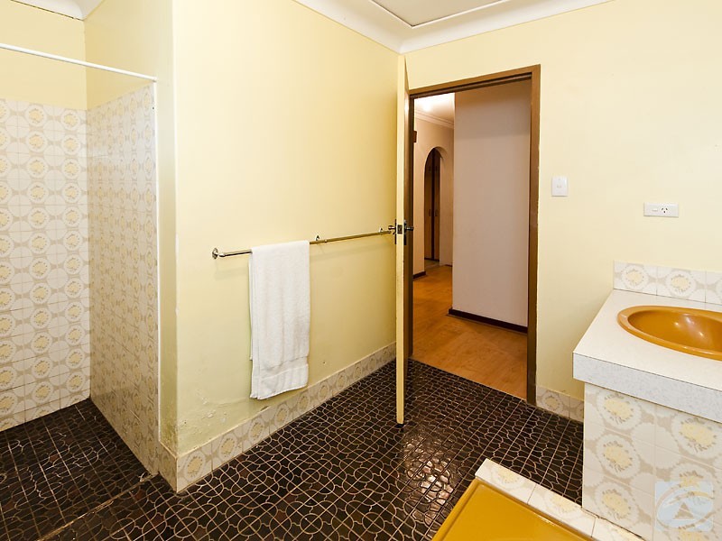 17 Kevin Rd, Kelmscott WA 6111