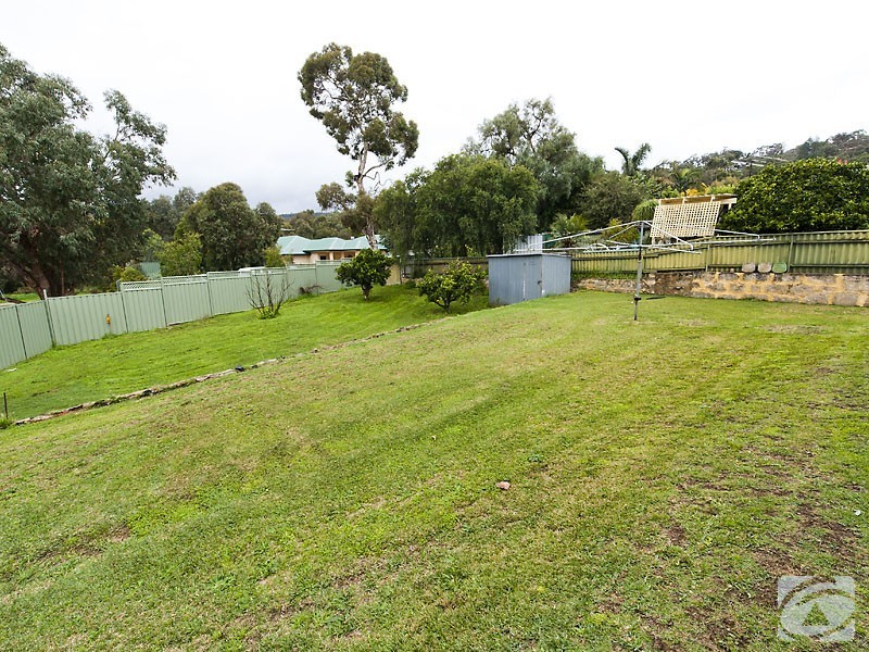 17 Kevin Rd, Kelmscott WA 6111