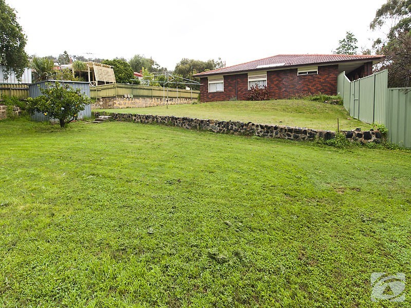 17 Kevin Rd, Kelmscott WA 6111