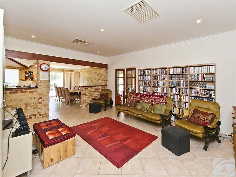 25 Hilltop Pl, Kelmscott WA 6111