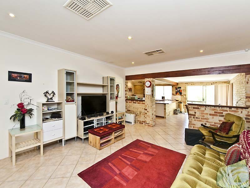 25 Hilltop Pl, Kelmscott WA 6111