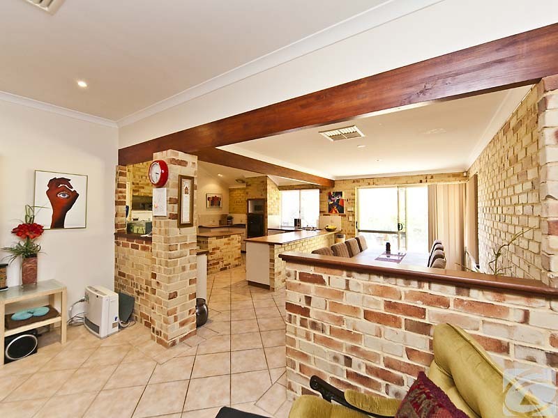 25 Hilltop Pl, Kelmscott WA 6111