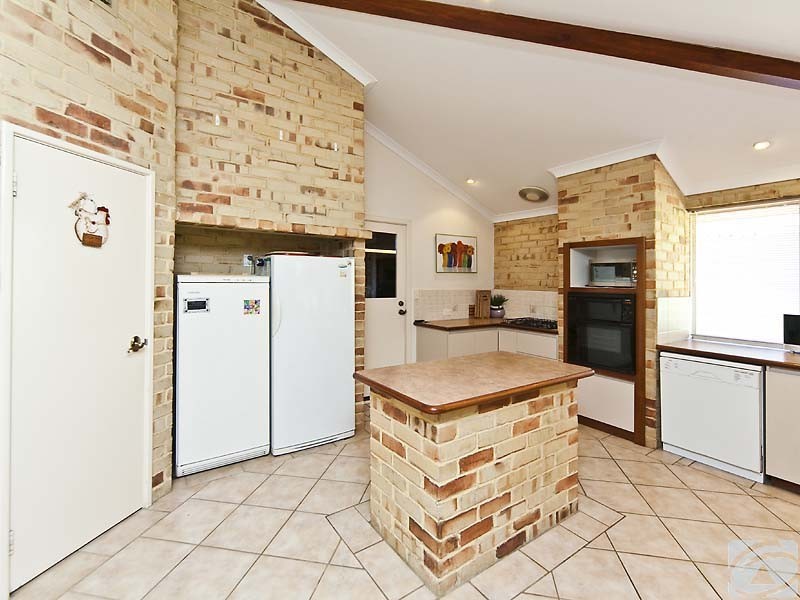 25 Hilltop Pl, Kelmscott WA 6111