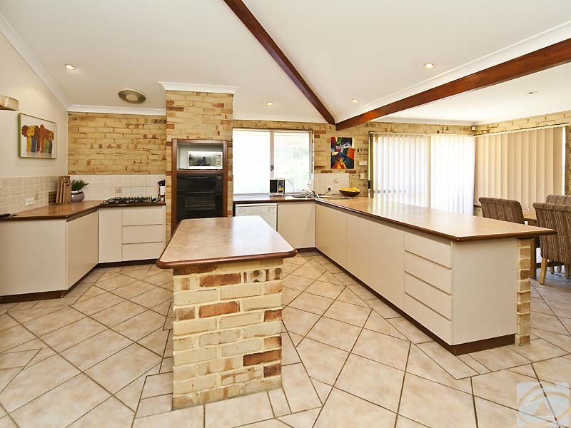 25 Hilltop Pl, Kelmscott WA 6111