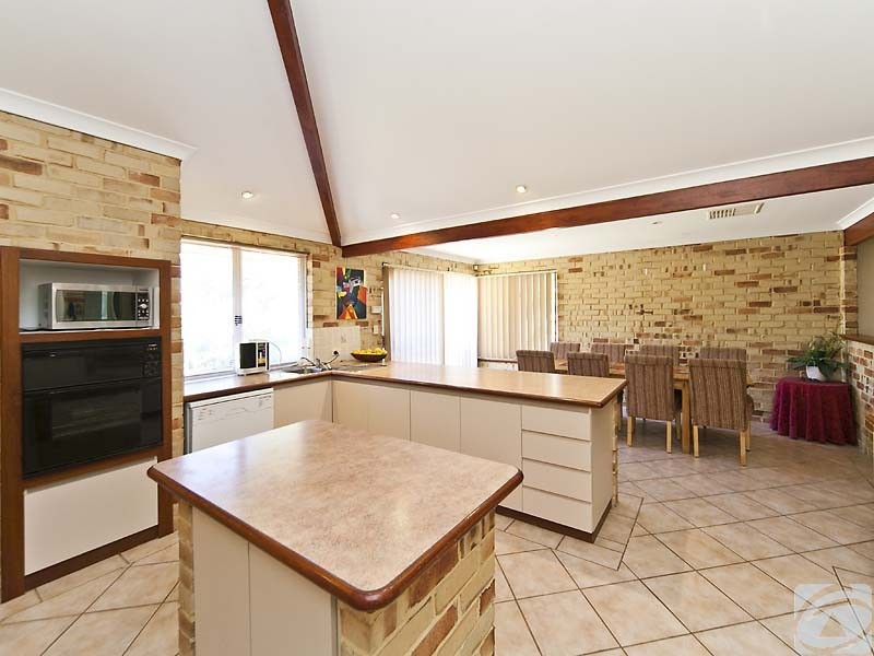 25 Hilltop Pl, Kelmscott WA 6111