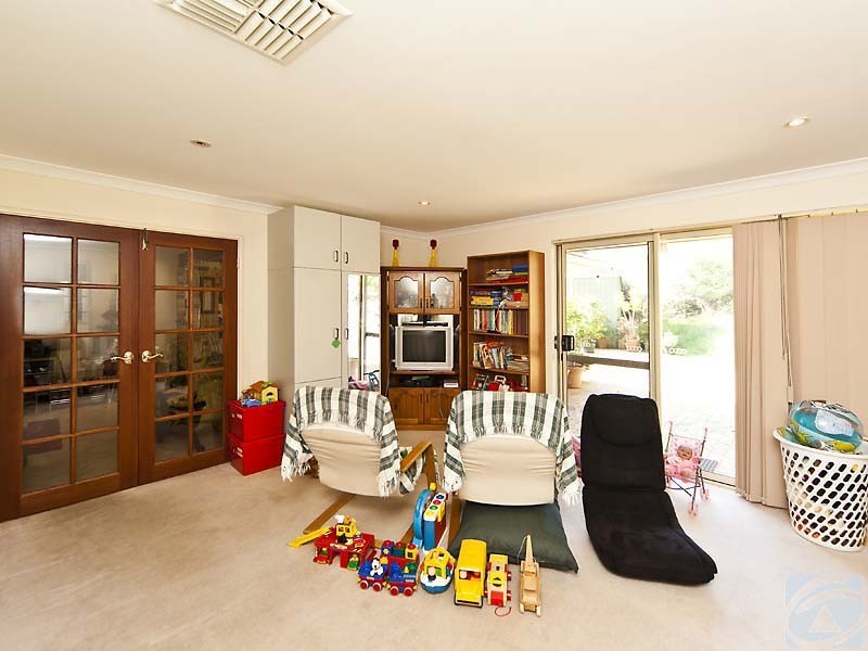 25 Hilltop Pl, Kelmscott WA 6111