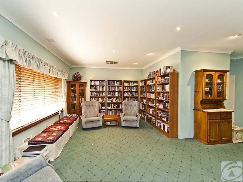 25 Hilltop Pl, Kelmscott WA 6111