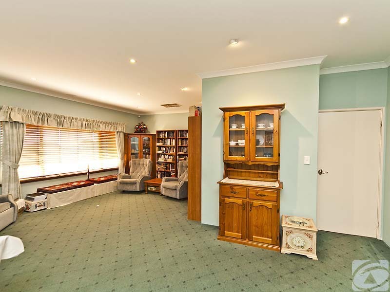 25 Hilltop Pl, Kelmscott WA 6111