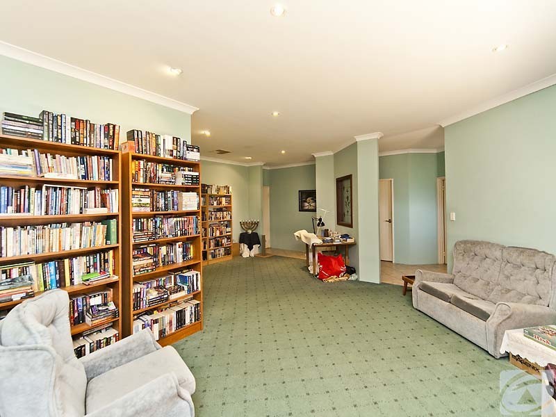 25 Hilltop Pl, Kelmscott WA 6111