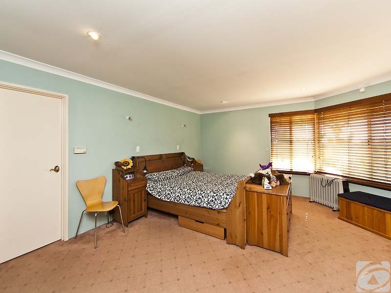 25 Hilltop Pl, Kelmscott WA 6111