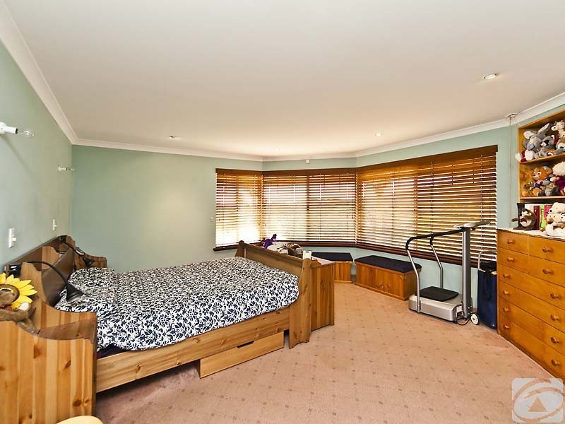 25 Hilltop Pl, Kelmscott WA 6111