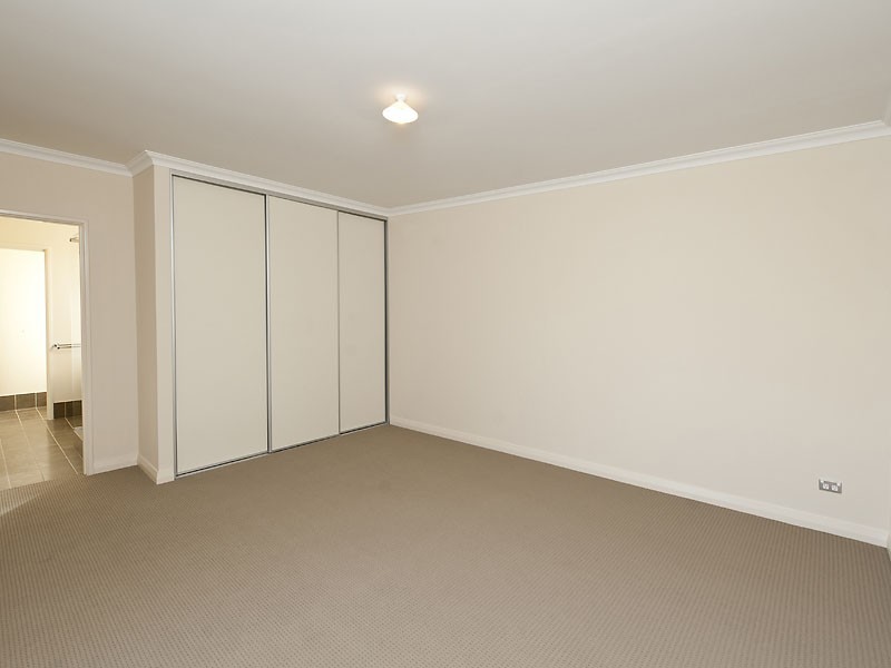 4/156 Streich Ave, Kelmscott WA 6111