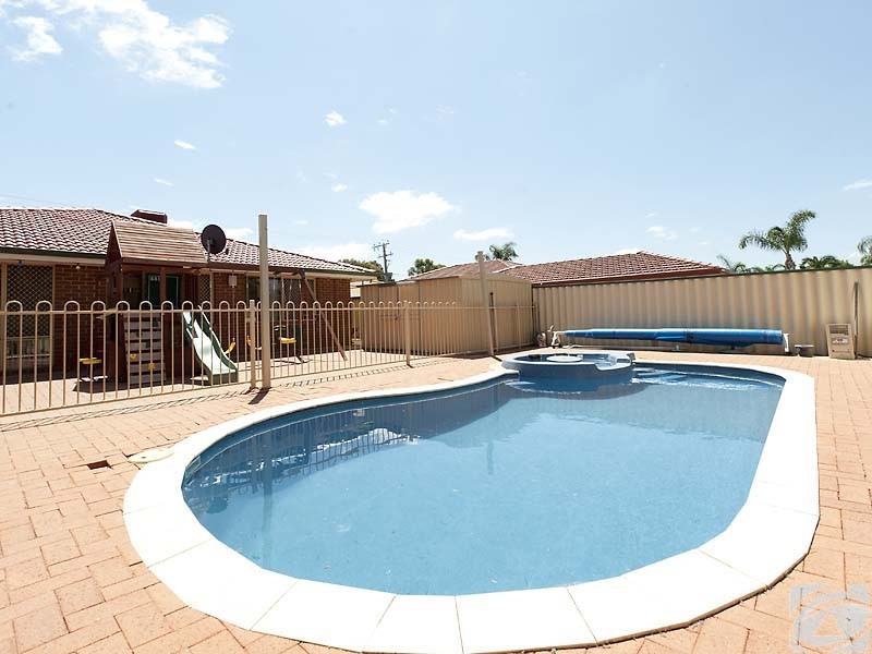 36 Strawberry Dr, Seville Grove WA 6112