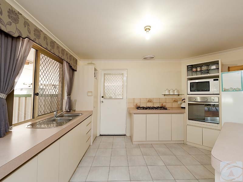 36 Strawberry Dr, Seville Grove WA 6112