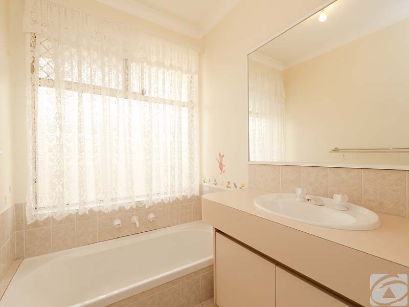 36 Strawberry Dr, Seville Grove WA 6112