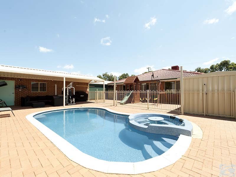 36 Strawberry Dr, Seville Grove WA 6112