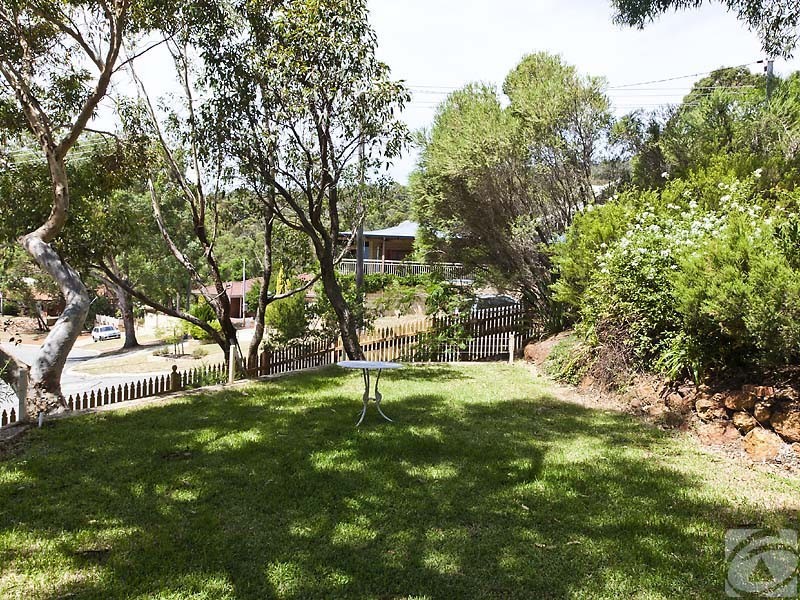 1 Mundanup Cl, Kelmscott WA 6111