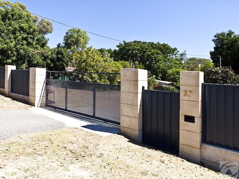 25 Buckingham Rd, Kelmscott WA 6111