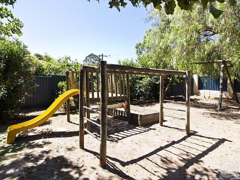 25 Buckingham Rd, Kelmscott WA 6111