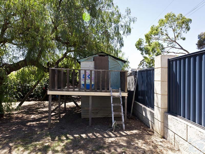 25 Buckingham Rd, Kelmscott WA 6111