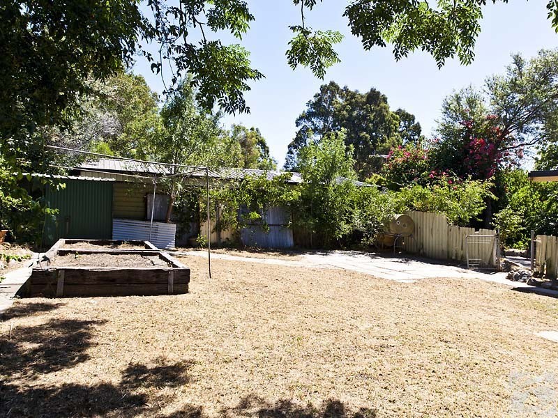 25 Buckingham Rd, Kelmscott WA 6111