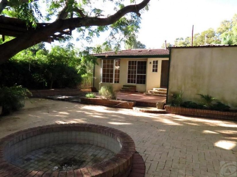 27 Buckingham Rd, Kelmscott WA 6111