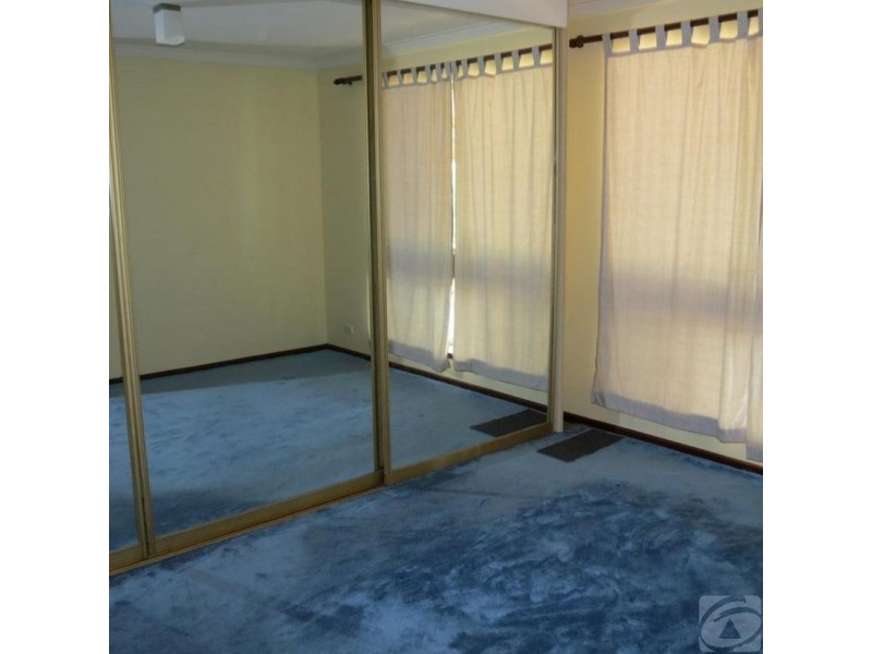 10 Dyer St, Kelmscott WA 6111