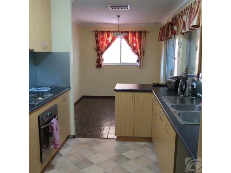 10 Dyer St, Kelmscott WA 6111