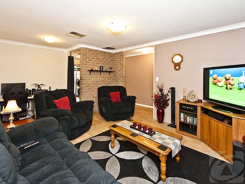 8 Montrose Cir, Camillo WA 6111