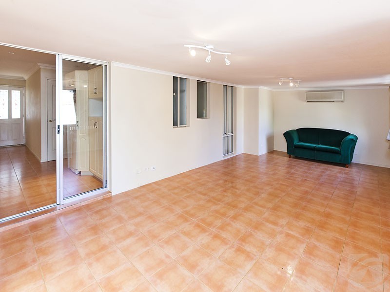 6 Wakehurst Pl, Kelmscott WA 6111