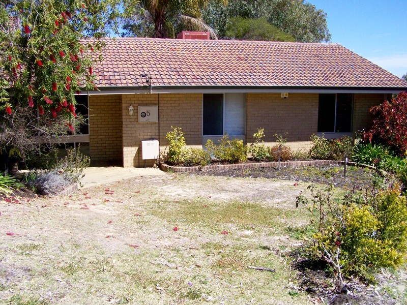 5 Deakin Ct, Kelmscott WA 6111