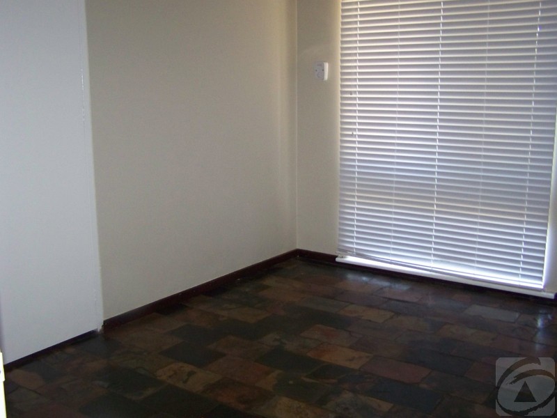 5 Deakin Ct, Kelmscott WA 6111