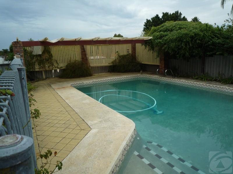 5 Deakin Ct, Kelmscott WA 6111