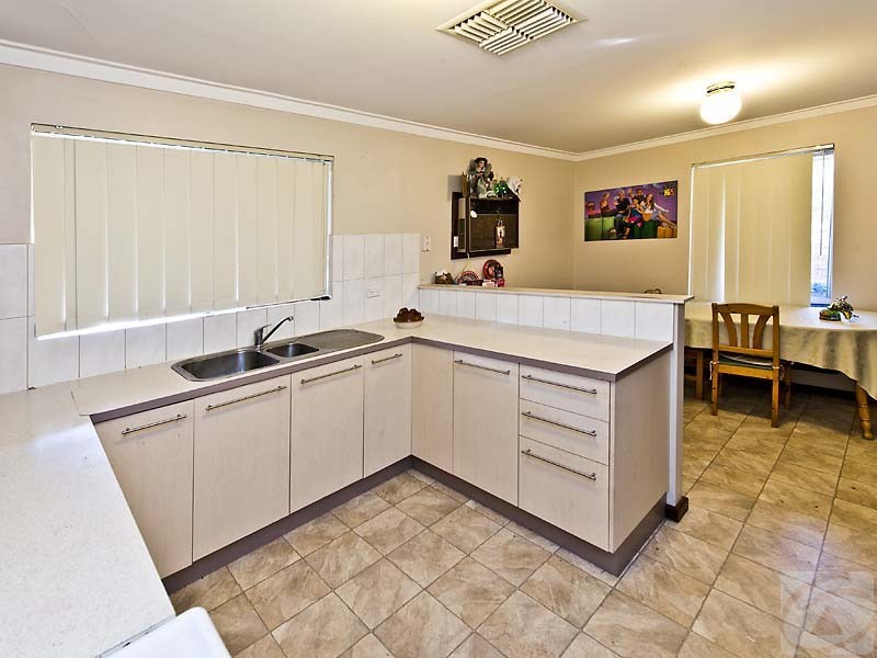 18 Selsdon Court, Camillo WA 6111