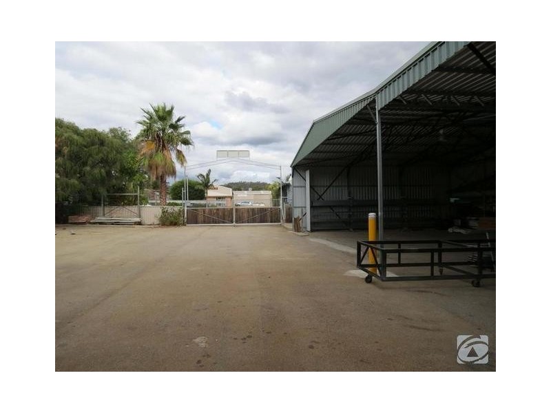 4 Burns Rd, Armadale WA 6112