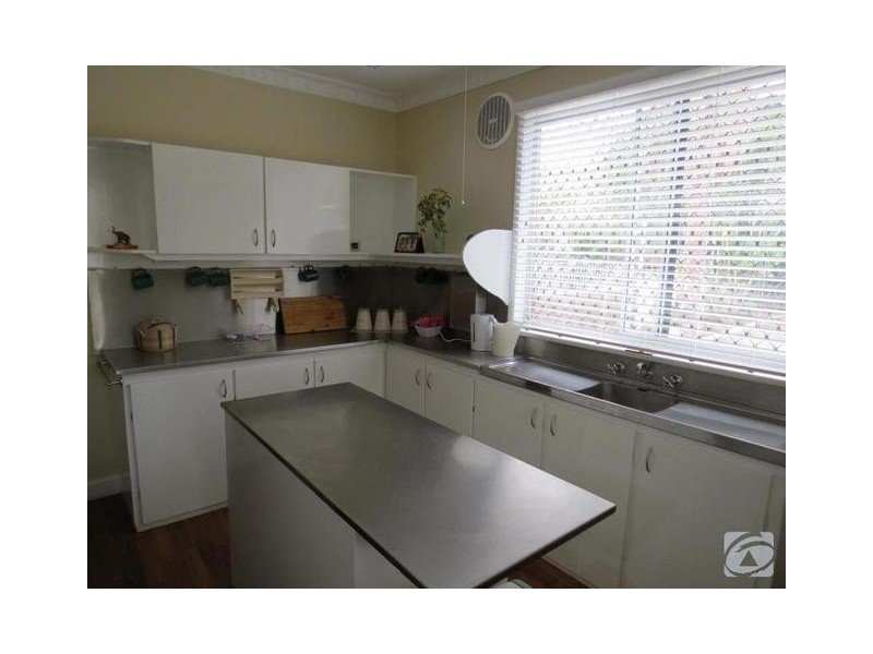 4 Burns Rd, Armadale WA 6112