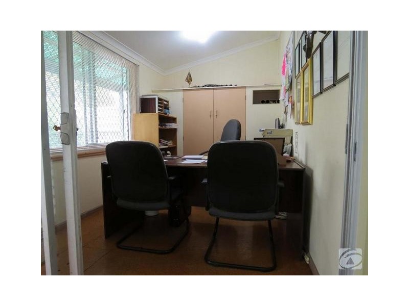 4 Burns Rd, Armadale WA 6112