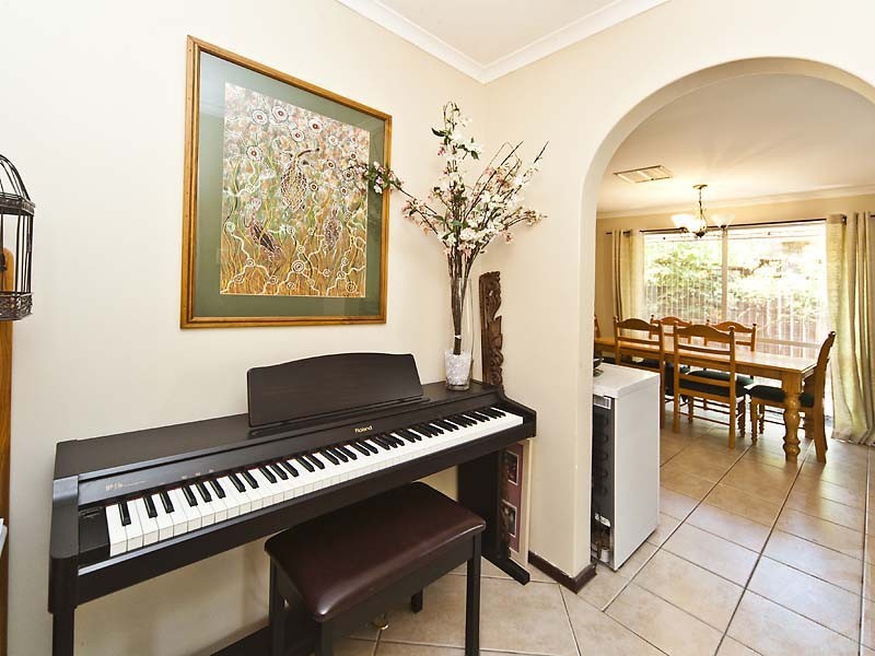 33 Cobham Way, Camillo WA 6111