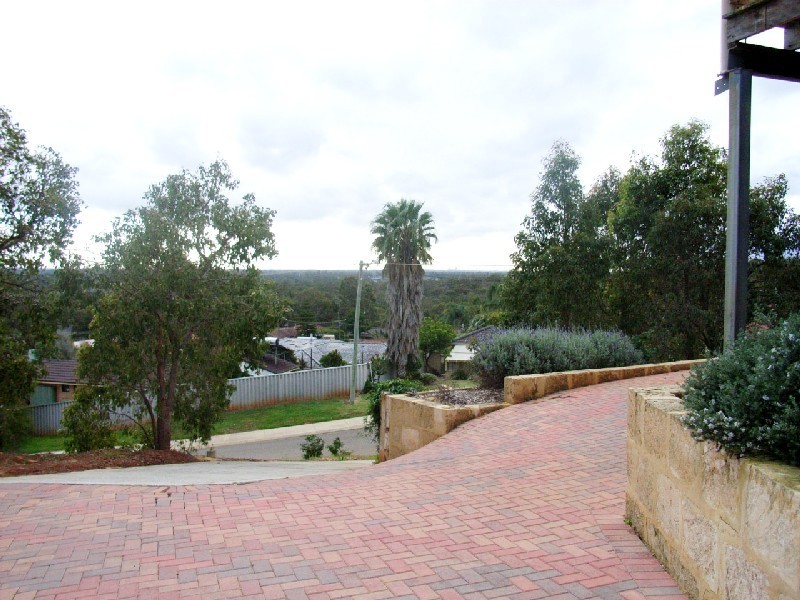 5 Taronga Dr, Kelmscott WA 6111