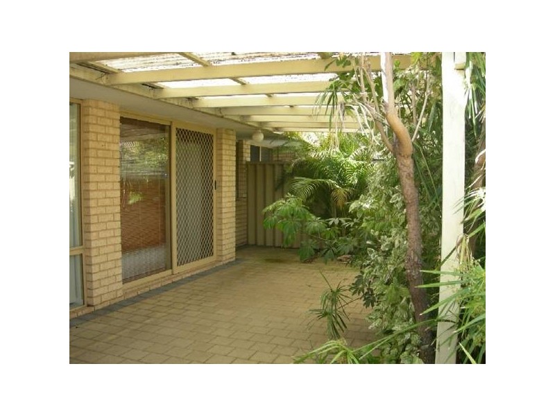 1/1 Chesterton Drive, Thornlie WA 6108