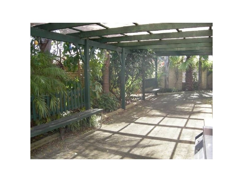 1/1 Chesterton Drive, Thornlie WA 6108