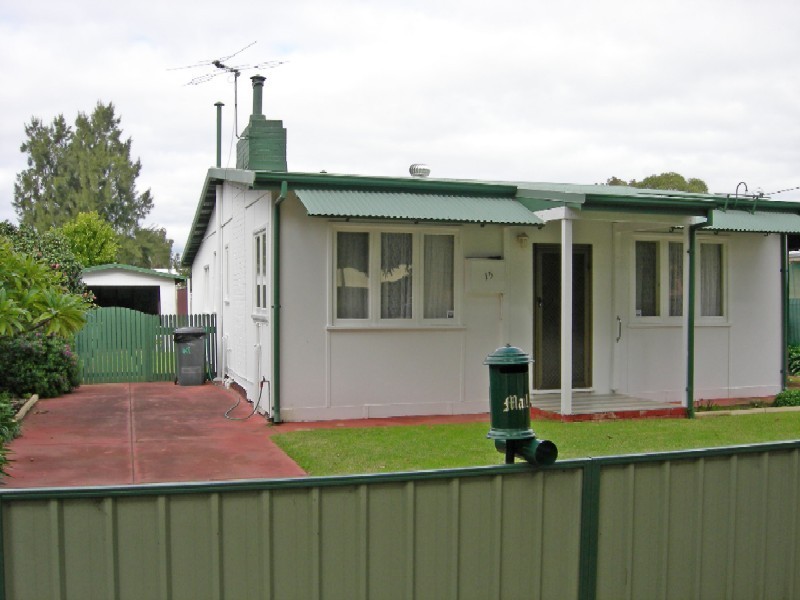 15 Church Street, Kelmscott WA 6111