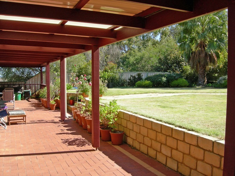16 Nash Street, Kelmscott WA 6111