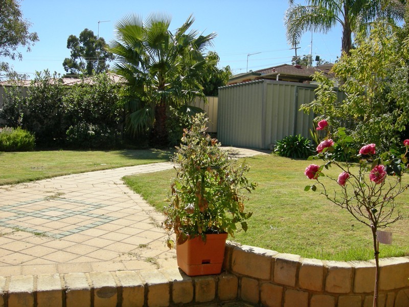 16 Nash Street, Kelmscott WA 6111